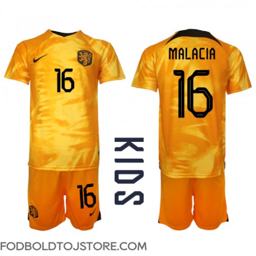 Holland Tyrell Malacia #16 Hjemmebanesæt Børn VM 2022 Kortærmet (+ Korte bukser)